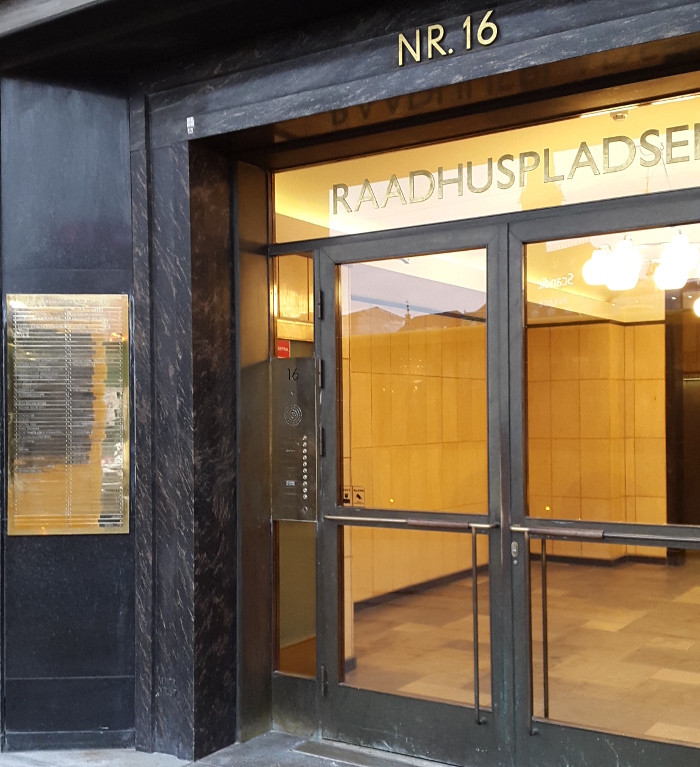 Indgangsparti til Mercuria ApS, Rådhuspladsen 16.